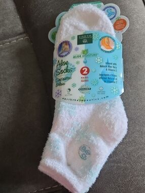 Earth Therapeutics Aloe Moisture Cozy Socks - 2 Pack